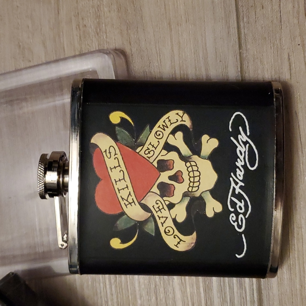 Ed Hardy Flask 6 fl.oz. NIB Vintage - Picture 8 of 10
